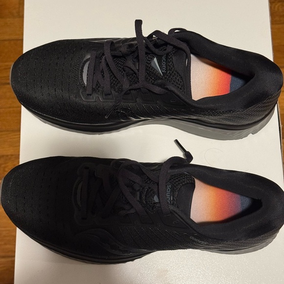 Saucony Men\'s Black Athletic Shoes with Gradient Accent  , Unisex wear.